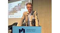 Professor Echternkamp spricht am Rednerpult
