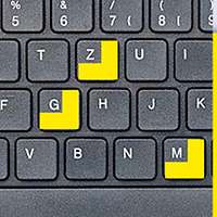 PC-Tastatur in schwarz mit gelb markierten Buchstaben MGZ und Teil des Cover der Zeitschrift