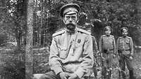Zar Nikolaus II sitzend in Uniform