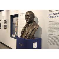 Bronzebüste von Robert Schumann auf blauem Sockel