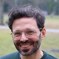 Mann, im Hintergrund Wiese und Bäume