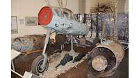 Teile eines Jagdflugzeuges in der Ausstellung