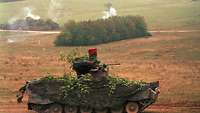 Getarnter Schützenpanzer Marder fährt im Gelände