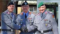 Ein General und zwei Oberste schütteln Hände