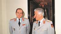 zwei Männer in Uniform vor Gemälde