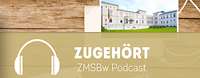 Zwei Männer sitzen im Tonstudio vor einem Mikro