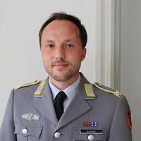 Mann in Uniform stehend