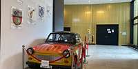 orange-gelber Trabant hinter Absperrung