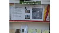 Vitrine mit Büchern und Texten zum Ehrenfriedhof