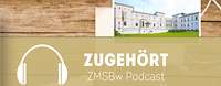 zwei Männer in Uniform vor einem Mikrofon