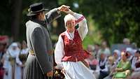 Ein Paar tanzt in litauischer Tracht