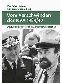 Mann in Marineuniform und Mann mit Bart und Mütze stehen vor fotografierender Person