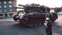 Soldat vor Panzer auf öffentlichen Platz