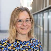 Portraitfoto Tanja Bührer, frau mit langen blonden Haaren und Brille
