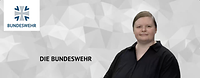 Eine Frau steht rechts neben dem Schriftzug „Die Bundeswehr“ und dem Bundeswehr-Logo vor einem grauem Tarnpolygon-Muster