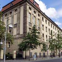 älteres Gebäude an einer Straße