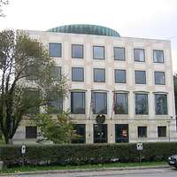 Weißes Haus mit grüner Kuppel 