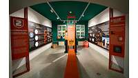 Blick in den Ausstellungsraum mit mehreren Aufstellern und Bildern