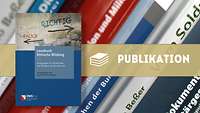 Collage aus Cover Lesebuch Ethische Bildung, im Hintergrund eine Buchreihe