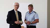 Dr. Frederick Zilian übergibt seine Kassetten an Oberstleutnant Dr. Klaus Storkmann