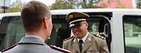 zwei Männer in Uniform