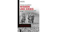 Soldaten in Uniform stehen in Gruppen auf einer Wiese und notieren sich etwas 