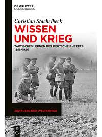 Soldaten in Uniform stehen in Gruppen auf einer Wiese und notieren sich etwas 