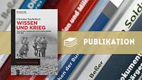 Collage aus Cover Stachelbeck, Wissen und Krieg, im Hintergrund eine Buchreihe