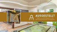verwitterte Flagge im Vordergrund einer Infotafel 