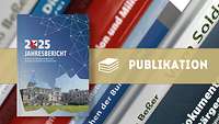 Collage, Cover des Jahresberichts vor einer Bücherreihe