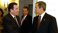 Bundeskanzler Schröder und US-Präsident Bush schütteln sich die Hände.