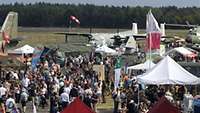 Flugplatz und Menschen
