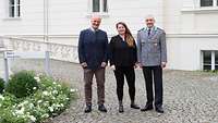 Zwei Männer und eine Frau eröffnen den Tag des offenen Denkmals in Potsdam