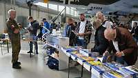 interessiertes Publikum am Ausstellungsstand mit Zeitschriften